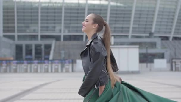 Beautiful gorgeous girl in a stunning evening green dress cheerful and happy walking and playfully calling. Real people series. Slow motion - Imágenes, Vídeo