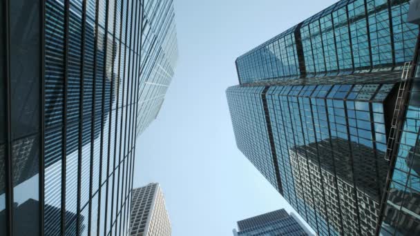 Negocios edificios de oficinas de bajo ángulo amplio tiro giratorio
 - Metraje, vídeo