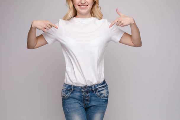 Ausgeschnittene Ansicht einer Brünetten in weißem Hemd und Jeans - Foto, Bild