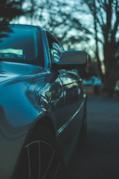 Függőleges felvétel egy szürke autóról - Fotó, kép