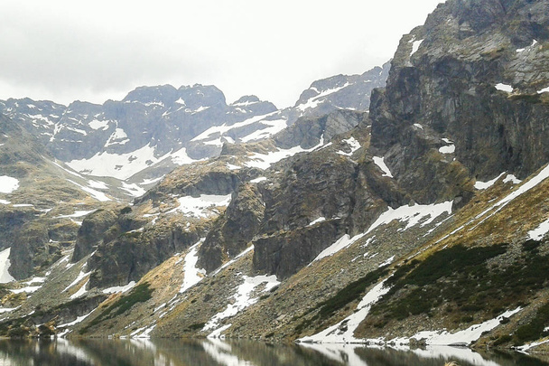 die Felsen über dem Meeresauge in Polen. Touristenattraktion in den Bergen in der Tatra - See mit Meerblick - Foto, Bild