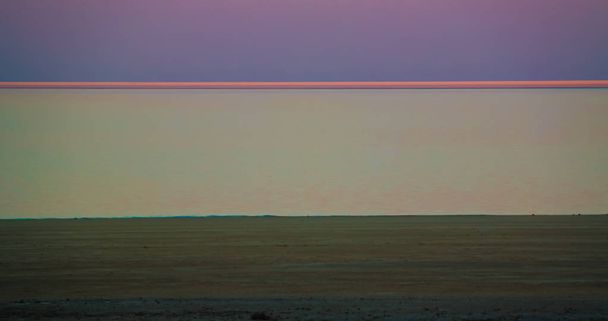 Panorama näkymä Araljärvelle Plateau Ustyurtin reunalta lähellä Aktumsukin niemeä auringonlaskun aikaan, Karakalpakstan, Uzbekistan
 - Valokuva, kuva
