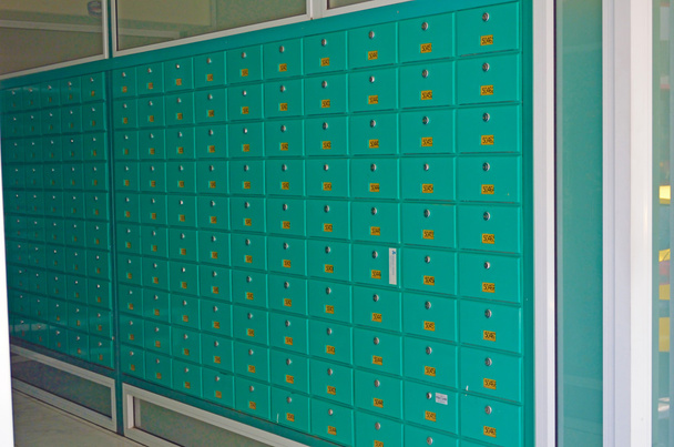 ταχυδρομικά κουτιά με αριθμούς και κλειδαρότρυπες - Φωτογραφία, εικόνα