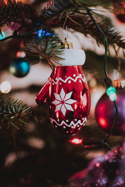Függőleges Vértes lövés egy karácsonyi kesztyű alakú dísz lógott a fáról - Fotó, kép
