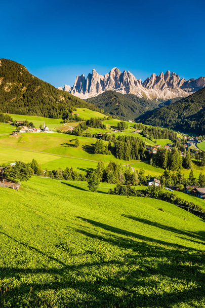 Val di Funes i Dolomity-Val di Funes, Włochy - Zdjęcie, obraz