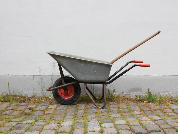 Šedý trakař na dlažby s plevelem - Fotografie, Obrázek
