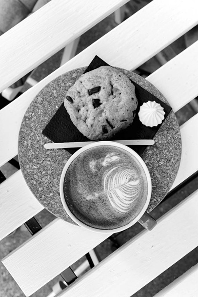 Kawa w turkusowym kubku i ciasteczka na białym stole - Zdjęcie, obraz