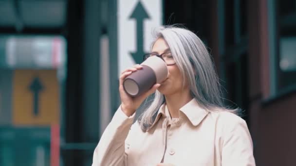 The Middle-aged Asian Woman Drinking Coffee - Imágenes, Vídeo
