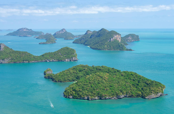 Zielone wyspy w morzu Lazurowego. Ocean i małe tropikalne wyspy. Raj egzotyczne krajobrazy Seascape - Zdjęcie, obraz