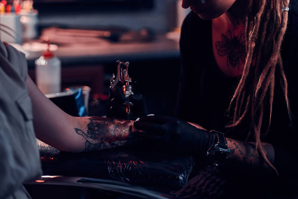 Prosessi tatuointi tekee tumma tatuointi studio
. - Valokuva, kuva