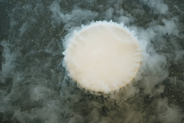 液体窒素温度にさらされているから作成された窒素の蒸気 - 写真・画像