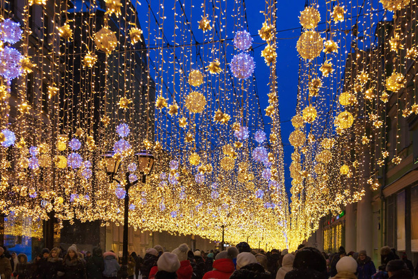 Conceptuel déconcentré abstrait décoration de Noël et foule de personnes dans la rue de la ville la nuit
 - Photo, image