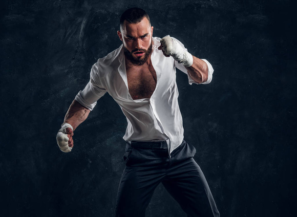 A csinos szakállas férfi portréja bokszoló kesztyűben - Fotó, kép