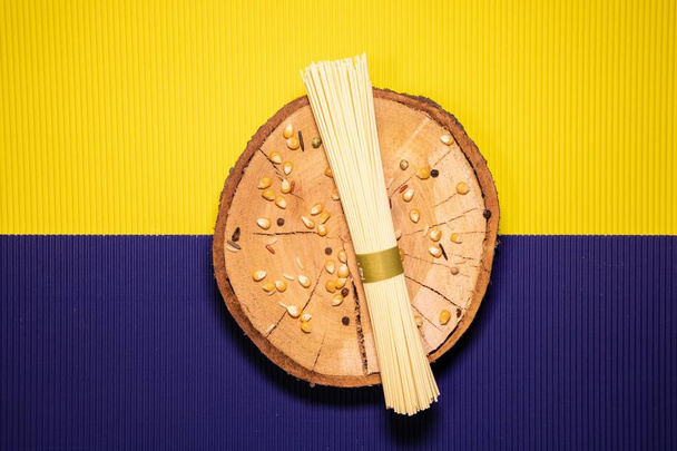 Spaghetti on a wooden plate - Foto, Imagem