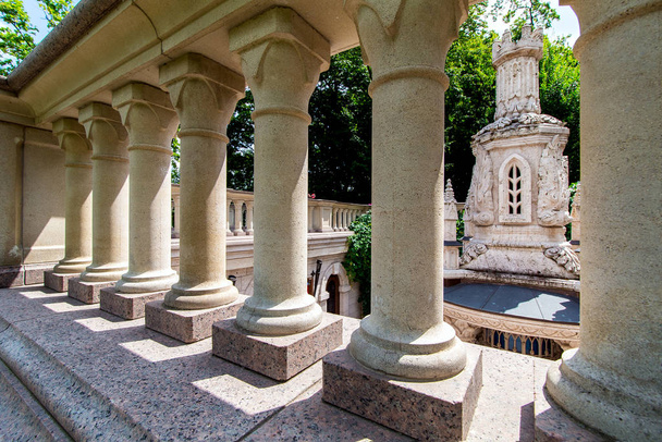 architecture of the old tomb stone religious buildings with balustrades and sculptures. - Foto, Imagem