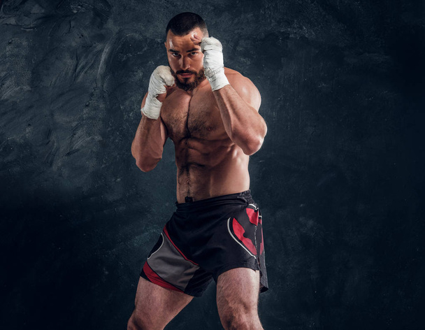 Retrato de luchador muscular con torso nacked
 - Foto, imagen