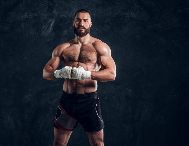 Retrato de lutador muscular com torso cortado
 - Foto, Imagem