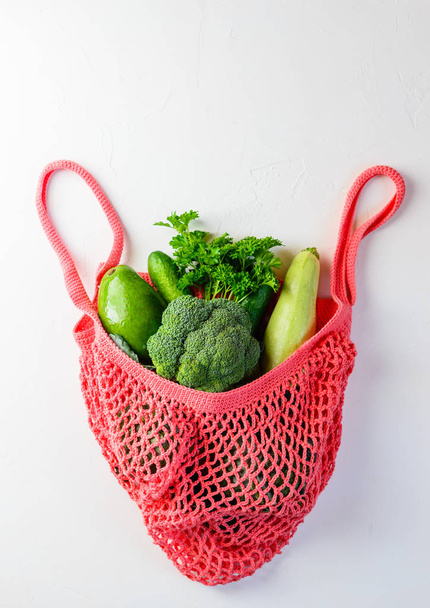緑色の野菜を入したストリングバッグ。ゼロ廃棄物コンセプト、フラットレイ. - 写真・画像