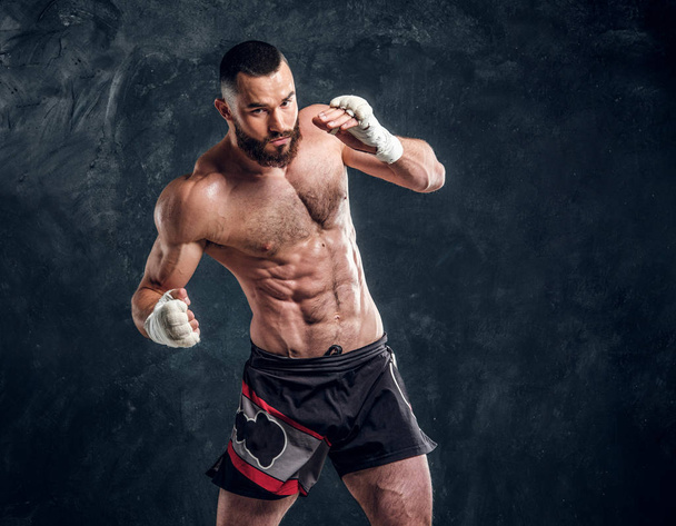 Porträt eines muskulösen Kämpfers mit nacktem Oberkörper - Foto, Bild