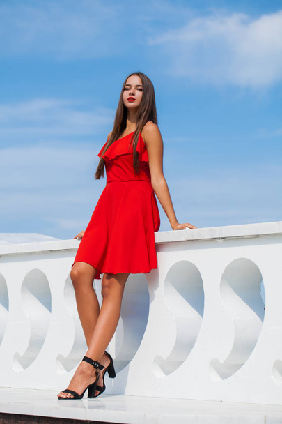 Joven hermosa mujer en vestido rojo en la calle de verano
 - Foto, Imagen
