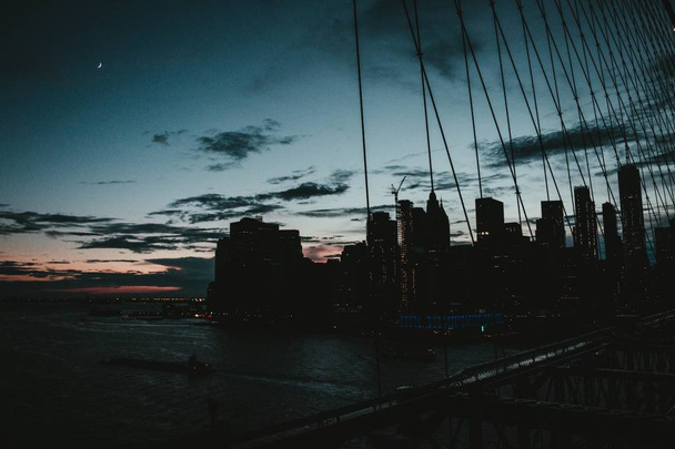 Beautiful bridge of Manhattan with the city in the background - Фото, зображення
