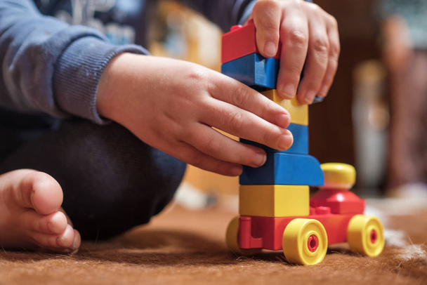 caucasico ragazzo giocare in giocattolo costruzione blocchi
 - Foto, immagini