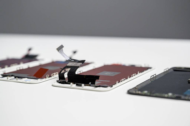Primer plano de los teléfonos inteligentes móviles en el proceso de reparación
 - Foto, Imagen