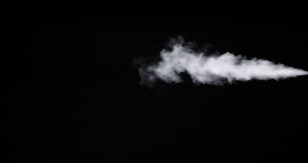 Λευκό μονοπάτι καπνού απομονωμένο σε μαύρο φόντο - Φωτογραφία, εικόνα