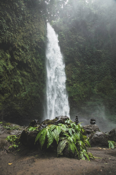 Hermosa cascada
 - Foto, Imagen