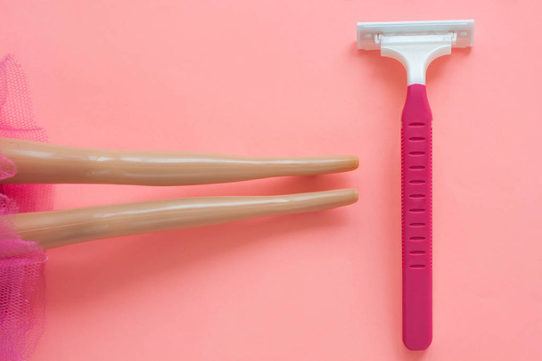 Máquina de afeitar desechable para mujeres sobre un fondo pastel rosa, plano, espacio de copia
. - Foto, Imagen