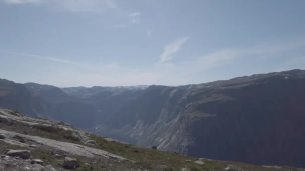 26 Temmuz 2019. Trolltunga üzerinde Norveç turistik rota. İnsanlar turistler thetrolltunga ince güneşli havalarda Norveç dağlarında yürüyüş gidin. Yürüyüş sırt çantası teması - Video, Çekim
