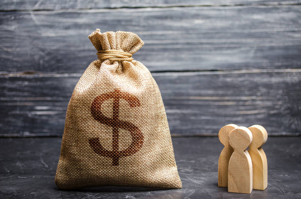 Money bag with a dollar sign and people figurines. concept of attracting investment, business cooperation, crowdfunding and startup. evaluation of the cost of the work of specialists and workers - Foto, immagini