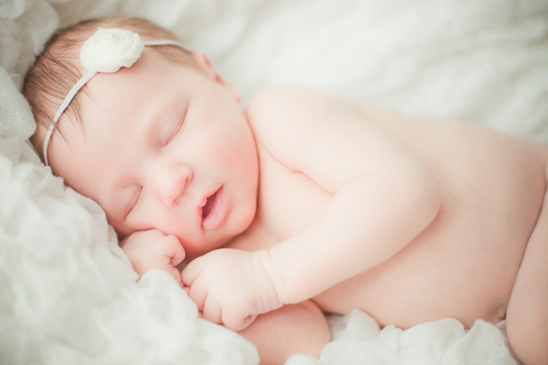 Neugeborenes Baby mit offenem Mund - Foto, Bild