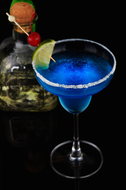 Exotic cocktail with lime and cherry - Foto, Imagem