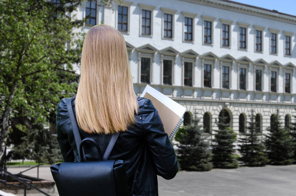 Student girl outdoor holding books - Foto, afbeelding