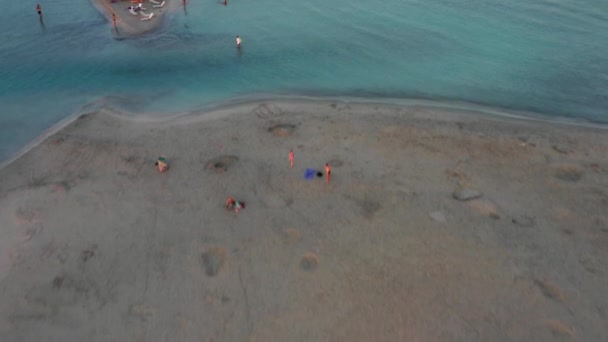 Letecký drone panoramatický pohled video slavného exotického ráje písečné smaragdové pláže Elafonissi na jihozápadě ostrova Kréta, Řecko. Krásný výhled na modrou pláž Elafonissi na Krétě, Řecko. - Záběry, video