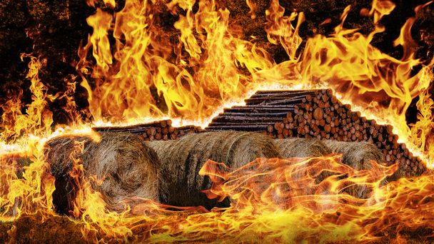 Conflagration over geslagen hout en hooibalen - Foto, afbeelding