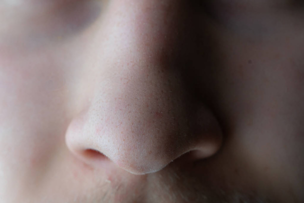 人体の鼻や体の部位のマクロを閉じて - 写真・画像