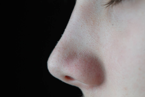 κοντινό μακροεντολή μιας ανθρώπινης μύτης, μέρη του σώματος - Φωτογραφία, εικόνα