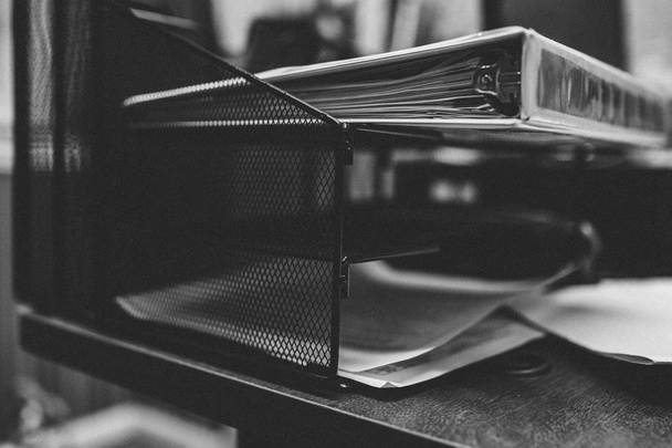 Grayscale closeup shot of folders and papers - Foto, Imagem