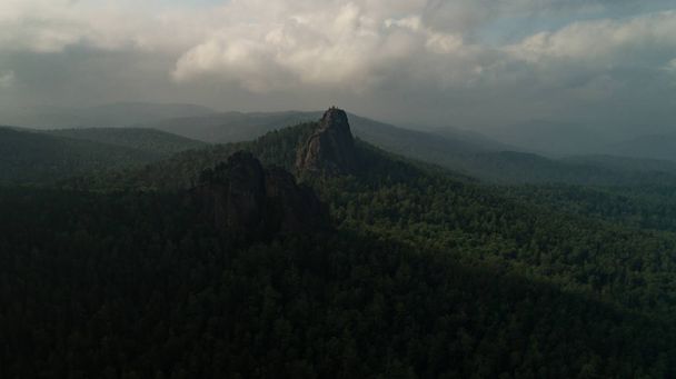 Columnas gigantes de piedra de la montaña. Sol naranja de la mañana. Deriva de vuelo de drones aéreos cinematográficos. Hermosa mejor naturaleza rusa
 - Foto, imagen