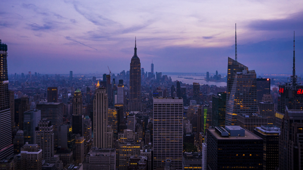 Ο ουρανός της Νέας Υόρκης με ουρανοξύστες στο ηλιοβασίλεμα. Χρονικό κενό, η ροή του χρόνου. - Πλάνα, βίντεο