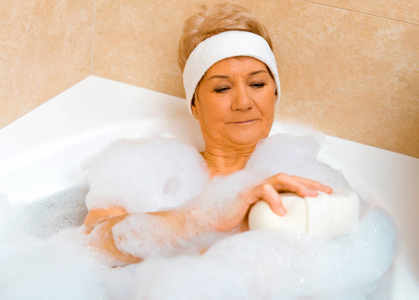 Woman washing in bathtub - Foto, Bild