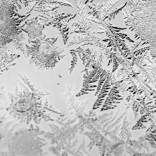 Closeup shot of beautiful frost patterns and textures on glass - Fotografie, Obrázek