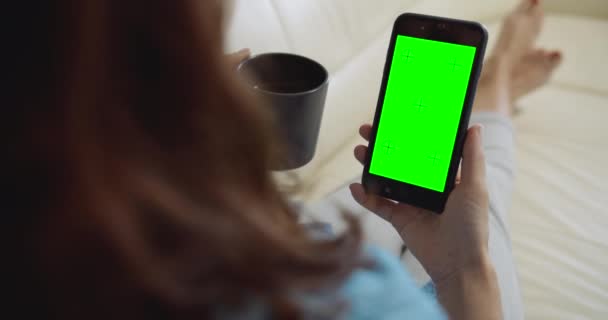 Woman Holding Greenscreen Smartphone - Felvétel, videó