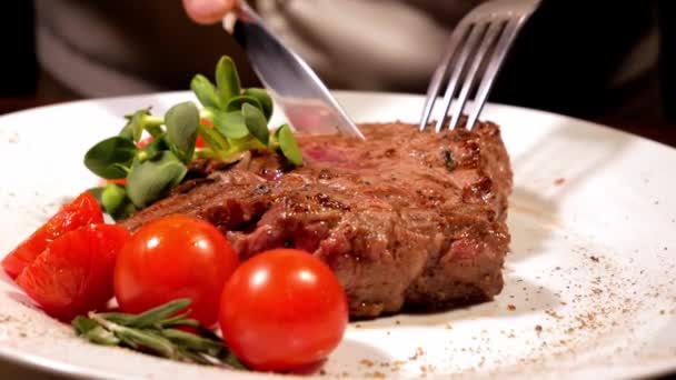 Le cuisinier coupe et démontre le steak de viande fraîchement préparé
. - Séquence, vidéo