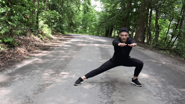 fit man Stretching voor een training - Video