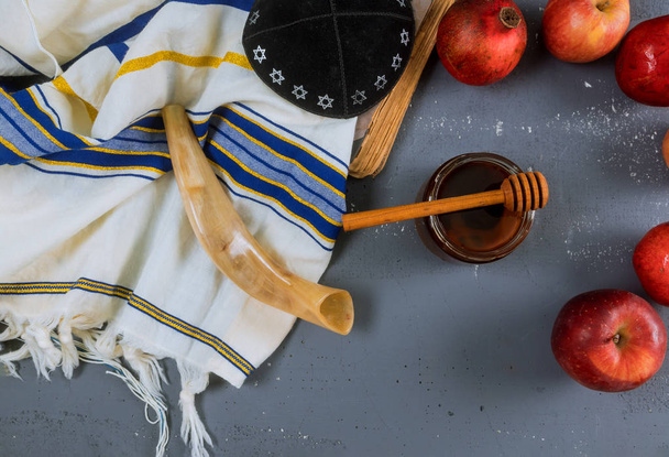 Apfel, Granatapfel und Honig des jüdischen Neujahrs rosh hashana Tora Buch, Kippa yamolka talit - Foto, Bild