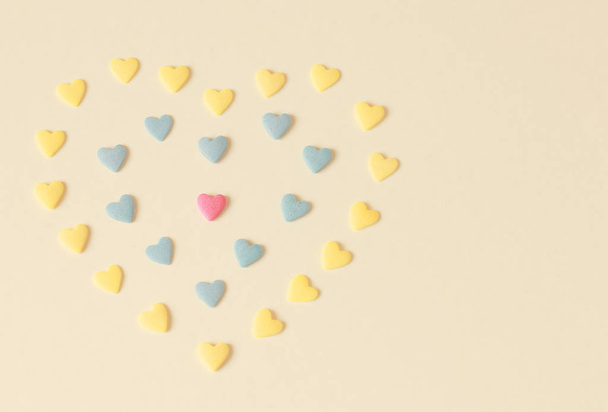 Yellow background with candy hearts - Foto, immagini