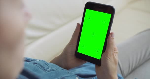 Woman Holding Greenscreen Smartphone - Materiał filmowy, wideo